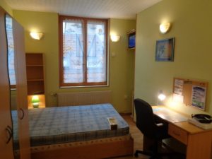 Chambre meublée et équipée