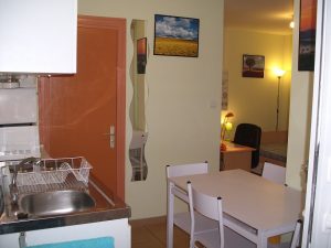 Studio meublé avec cour privée. www.logement-étudiant.frchambr