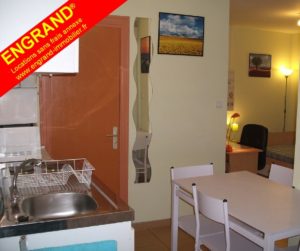 Studio meublé Arras, avec cour, machine à laver. www.engrand-immobilier.fr